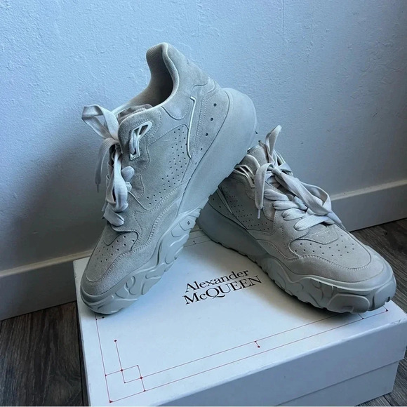 Alexander McQueen
Alexander Mcqueen Man's White Suede Leather Sneakers NIB - Picture 9 of 13